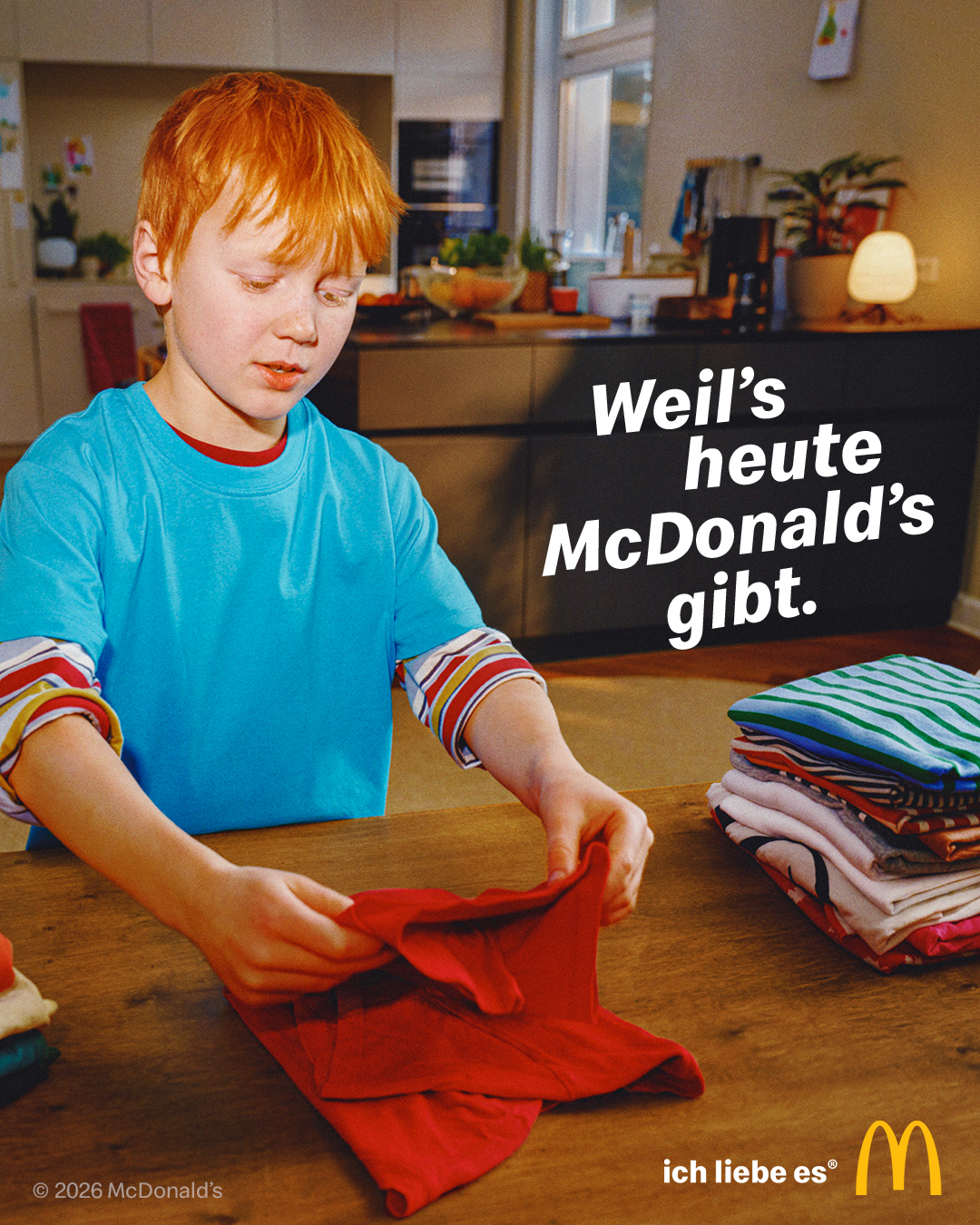 Kampagnenmotiv für die McDonald’s-Kampagne „Weil’s heute McDonald’s gibt.“ Ein Junge legt die Wäsche zusammen.