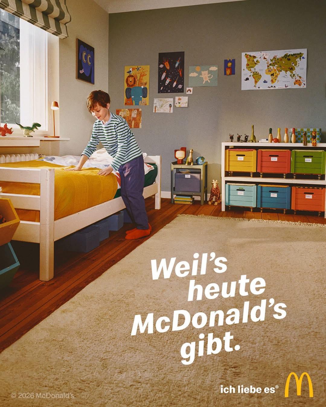 Kampagnenmotiv für die McDonald’s-Kampagne „Weil’s heute McDonald’s gibt.“ Ein Junge räumt sein Zimmer akkurat auf.